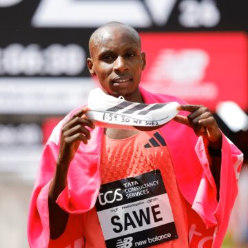 Queniano quebra barreira das 2 horas e faz história na Maratona de Londres