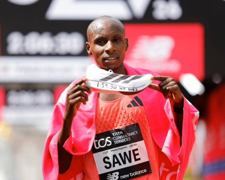 Queniano quebra barreira das 2 horas e faz história na Maratona de Londres