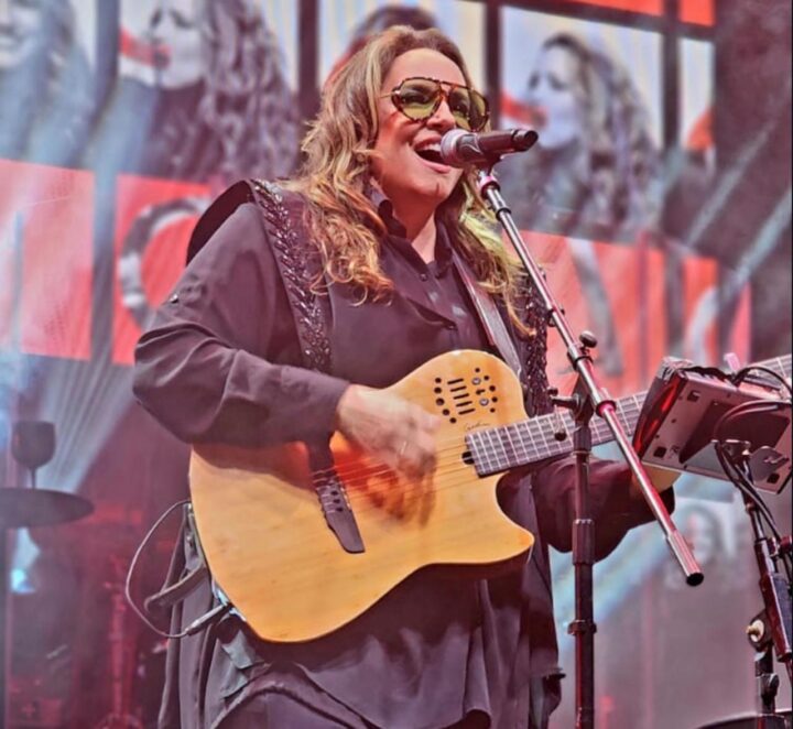 Ana Carolina apresenta sucessos em show lotado na Concha Acústica