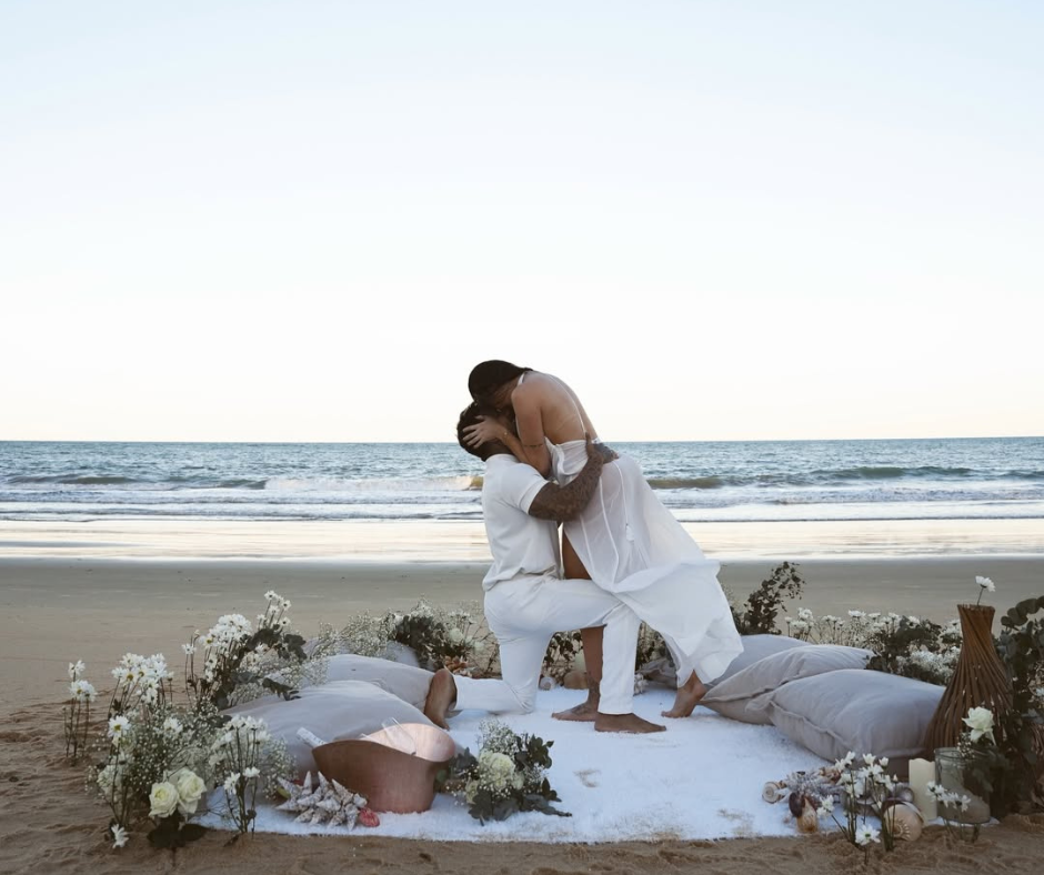 Victor Igoh e Emily Garcia ficam noivos em viagem a Trancoso: “Ela disse sim”