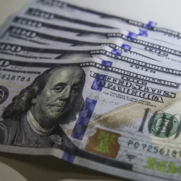 Dólar cai para R$ 4,95 e fecha no menor valor em dois anos