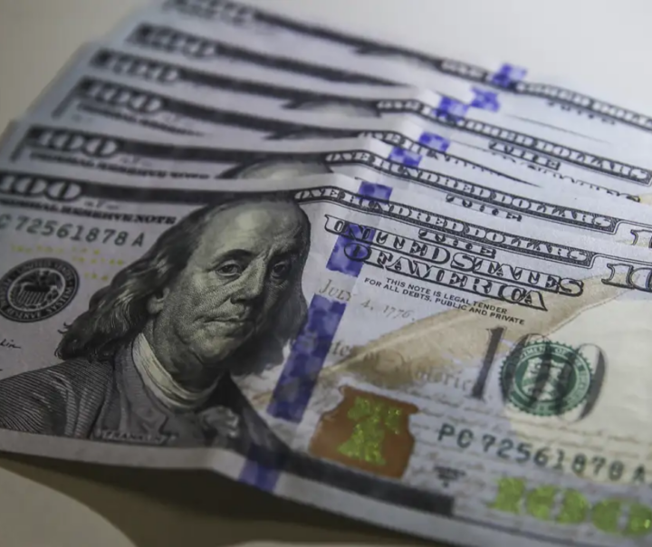 Dólar cai para R$ 4,95 e fecha no menor valor em dois anos