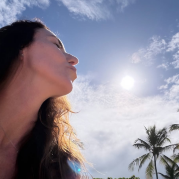 Glenda Kozlowski curte feriado de Páscoa em Trancoso e encanta com registros na praia