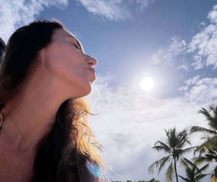 Glenda Kozlowski curte feriado de Páscoa em Trancoso e encanta com registros na praia