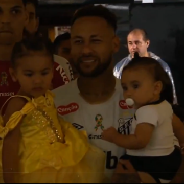 Neymar entra em campo com filhas no jogo do Santos e protagoniza momento fofo