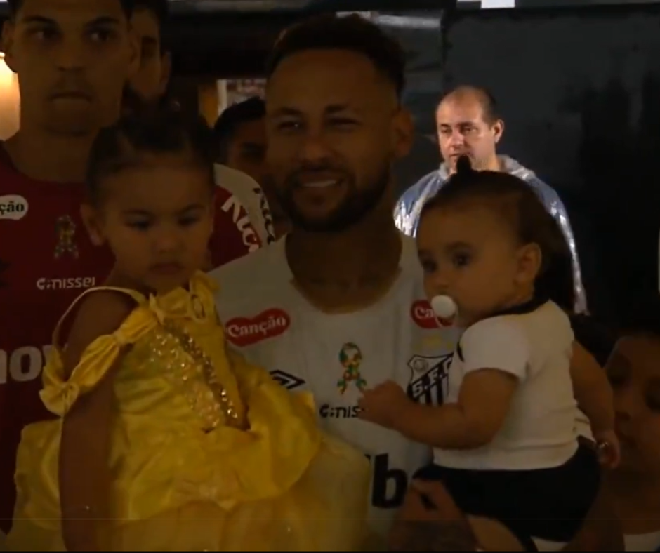 Neymar entra em campo com filhas no jogo do Santos e protagoniza momento fofo