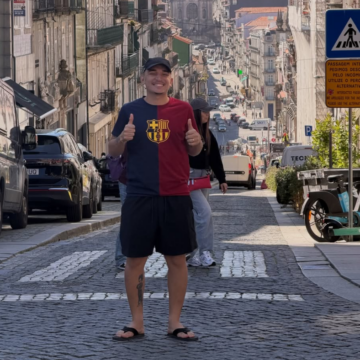 João Gomes abre álbum de fotos em Portugal durante turnê na Europa