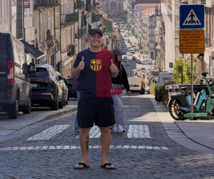 João Gomes abre álbum de fotos em Portugal durante turnê na Europa