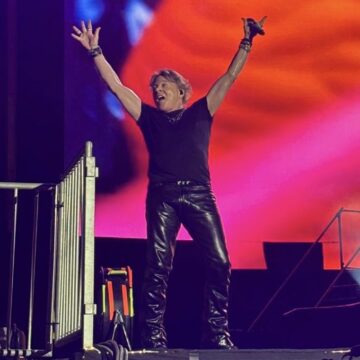 Começou! Guns N’ Roses abre show em Salvador com estádio lotado e fãs em êxtase