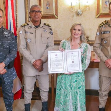 Presidente da ALBA recebe importante honraria da Polícia Militar