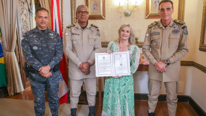 Presidente da ALBA recebe importante honraria da Polícia Militar