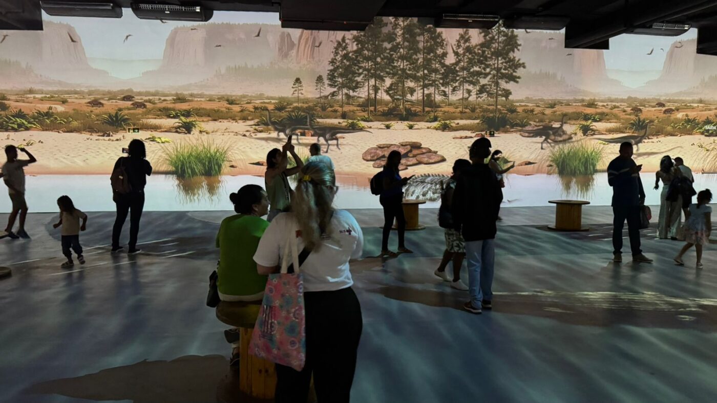 Exposição imersiva “A Era dos Dinossauros” promove sessão inclusiva para crianças e adolescentes com autismo