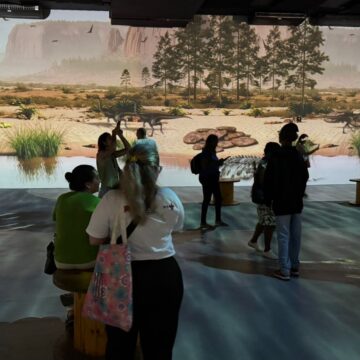 Exposição imersiva “A Era dos Dinossauros” promove sessão inclusiva para crianças e adolescentes com autismo