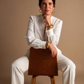 Jornalista da TV Bahia por 25 anos, Adriana Oliveira lança livro de memórias com prefácio de Carlinhos Brown