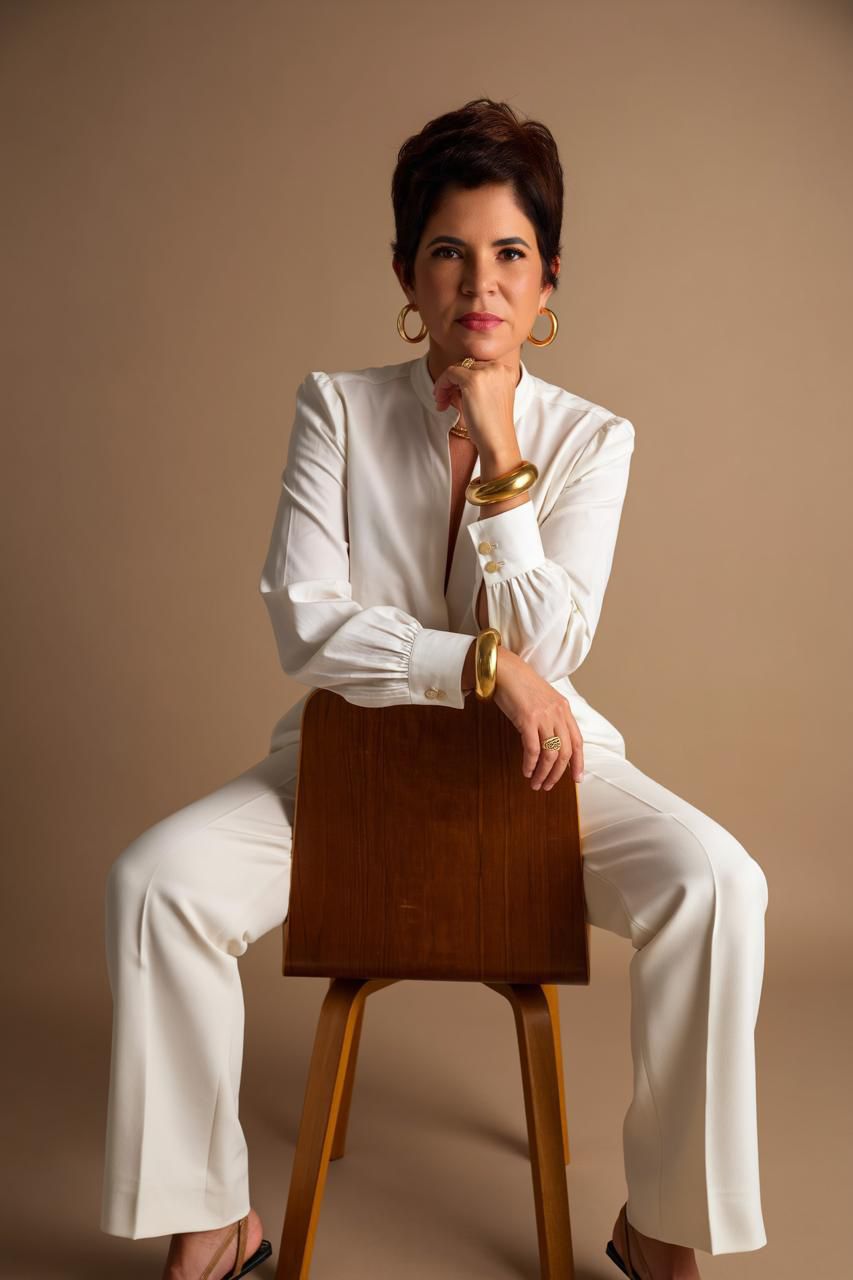 Jornalista da TV Bahia por 25 anos, Adriana Oliveira lança livro de memórias com prefácio de Carlinhos Brown