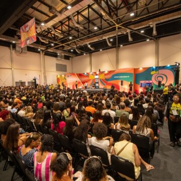 Com público histórico, Bienal da Bahia impulsiona vendas e revela best-sellers; veja os livros mais vendidos