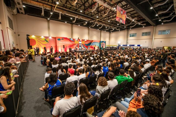 Bienal do Livro Bahia 2026 bate recorde com 130 mil visitantes e maior público da história do Centro de Convenções