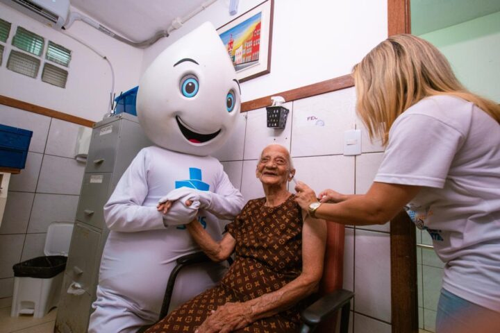 Salvador intensifica vacinação contra a gripe e ultrapassa 70 mil doses aplicadas em oito dias