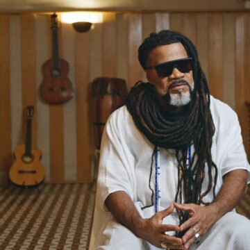 Série documental sobre Carlinhos Brown estreia nesta terça-feira (14) na HBO e HBO Max