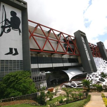 Patrimônio cultural em risco: abandono ameaça obras no antigo Centro de Convenções