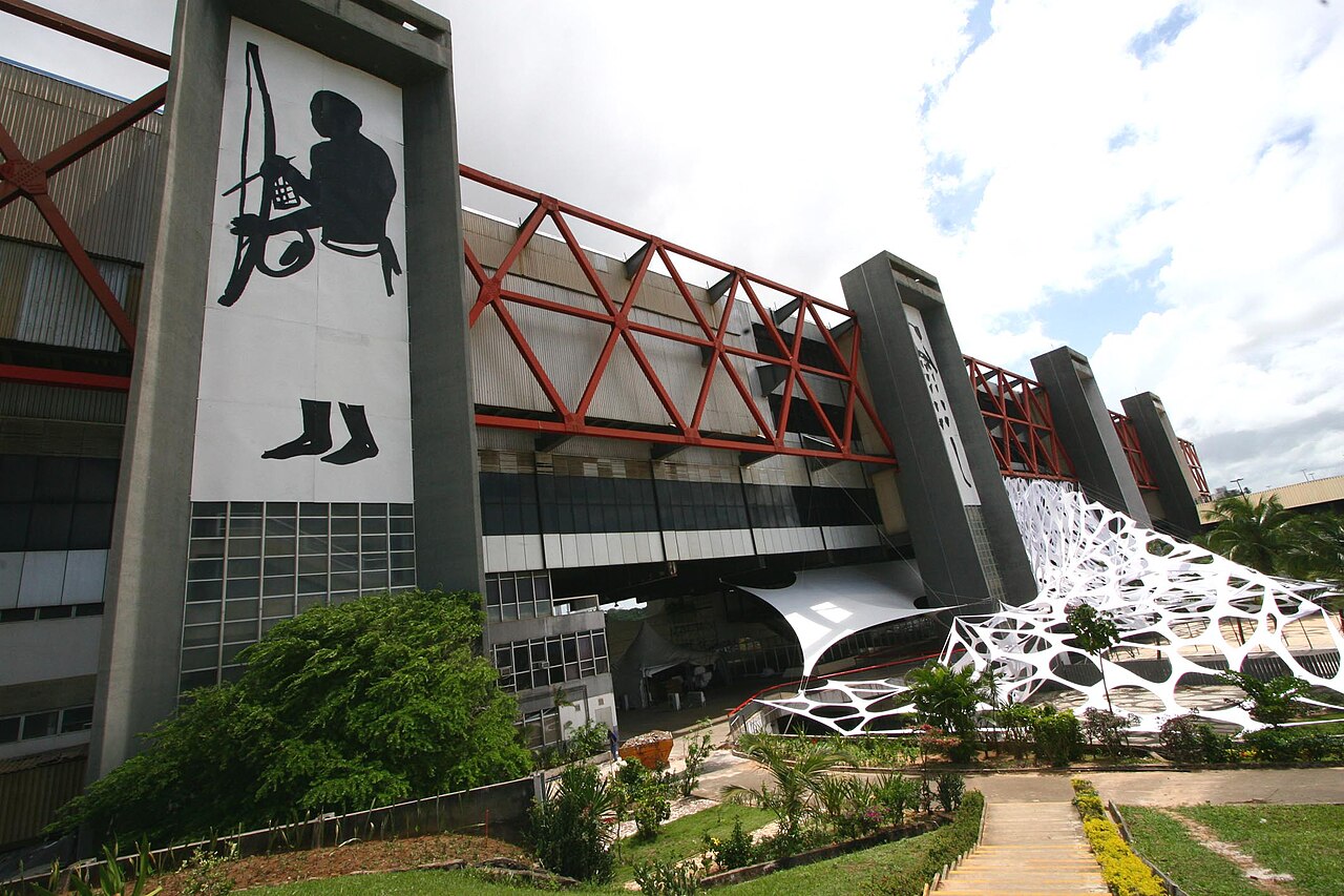 Patrimônio cultural em risco: abandono ameaça obras no antigo Centro de Convenções