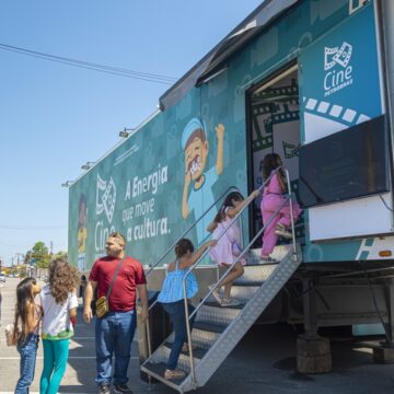 Carreta que vira sala de cinema de alta tecnologia chega à Bahia com sessões gratuitas