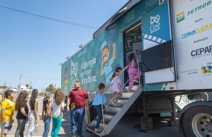 Carreta que vira sala de cinema de alta tecnologia chega à Bahia com sessões gratuitas