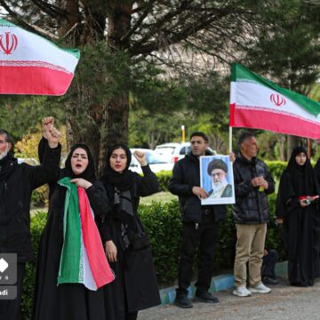 Iranianos cercam pontes e centrais elétricas em correntes humanas após ameaças dos EUA