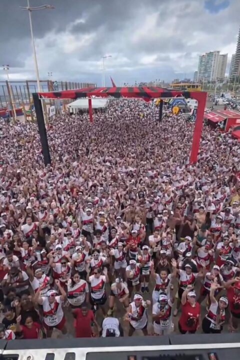 Corrida do Vitória reúne multidão na orla de Salvador neste domingo (19)