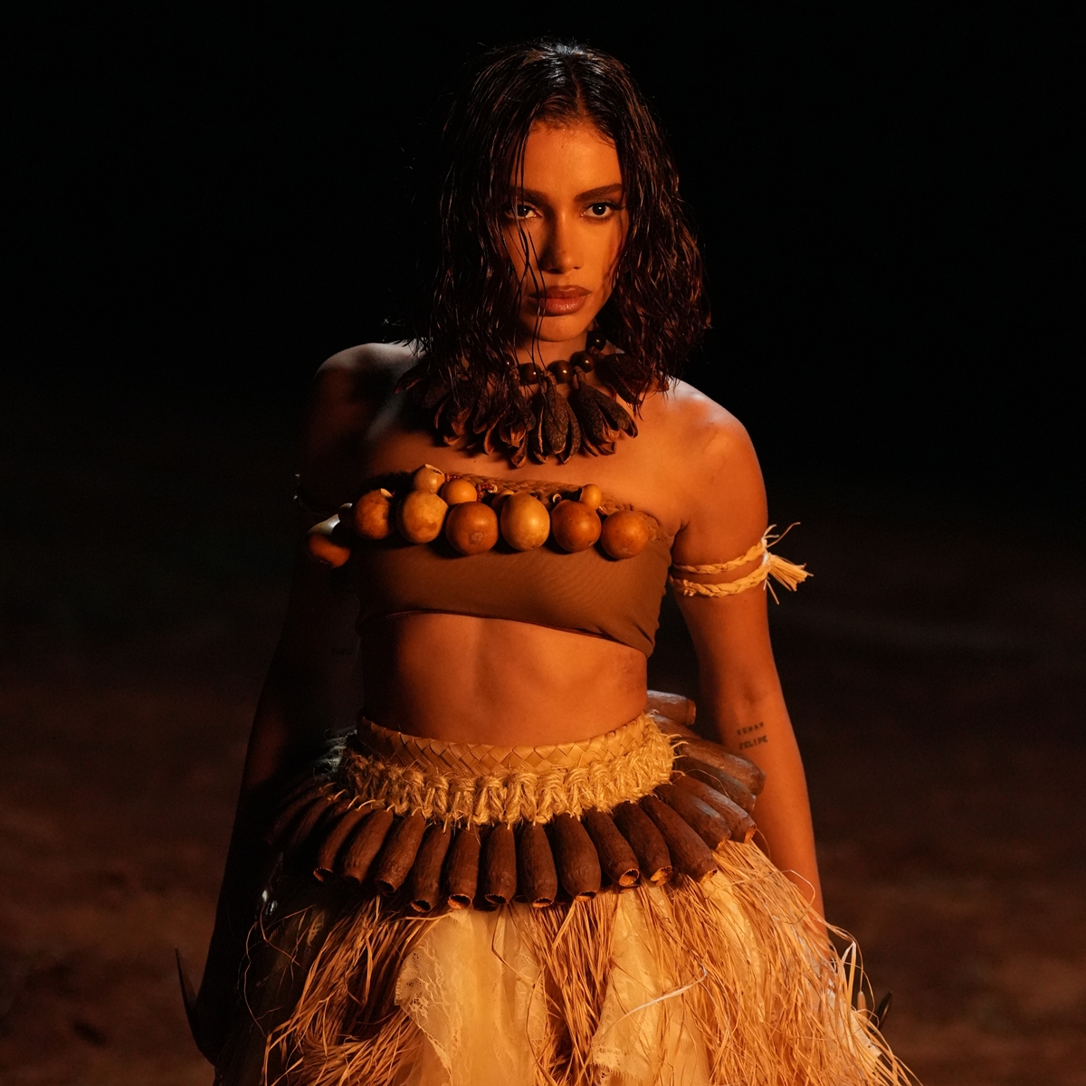 Anitta lança clipe de “Meia-Noite” e mistura funk com referências ao candomblé; assista