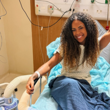 “Sentia dor até para colocar fone”: cantora volta aos palcos após cirurgia no ouvido