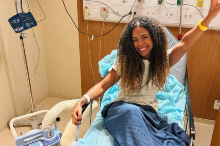 “Sentia dor até para colocar fone”: cantora volta aos palcos após cirurgia no ouvido