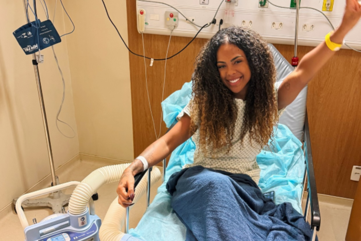 “Sentia dor até para colocar fone”: cantora volta aos palcos após cirurgia no ouvido