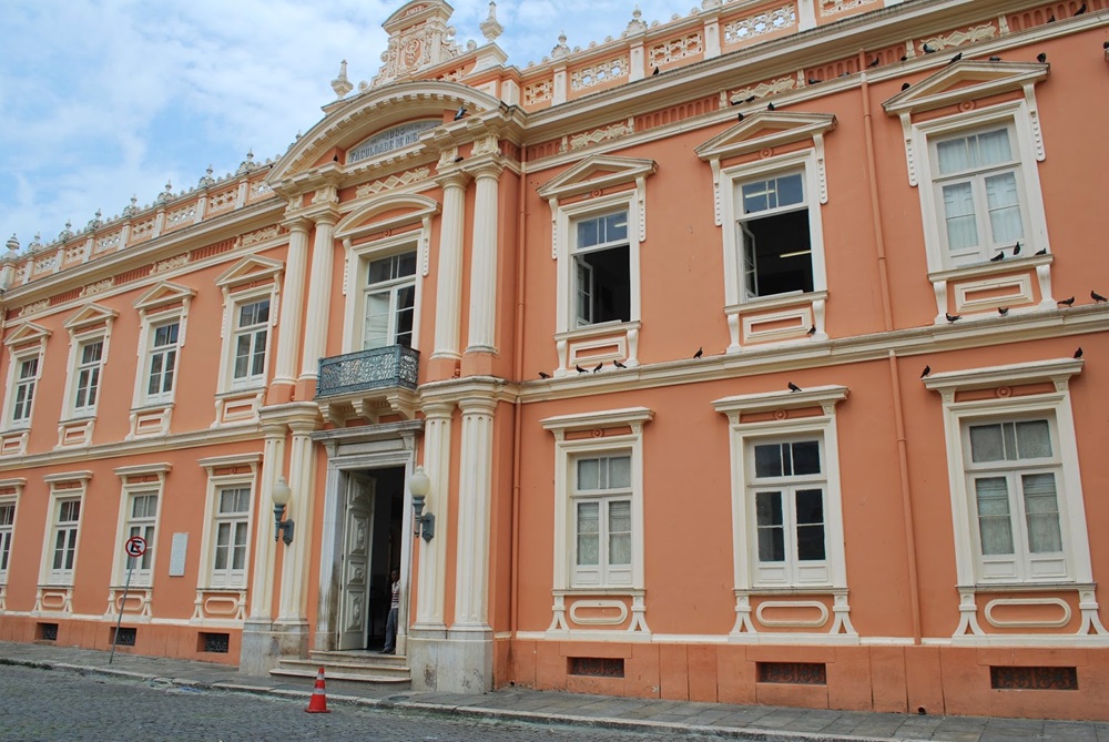 Deputado pede a Lula recuperação da Faculdade de Medicina da Bahia, patrimônio histórico de Salvador