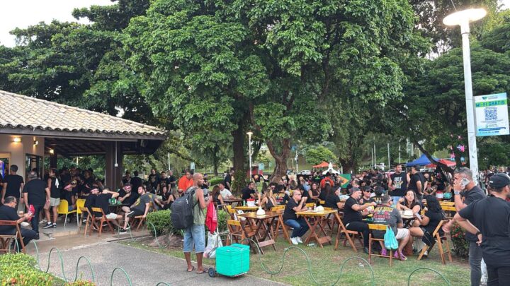 Fãs do Guns N’ Roses lotam entorno da Fonte Nova e movimentam comércio antes do show em Salvador