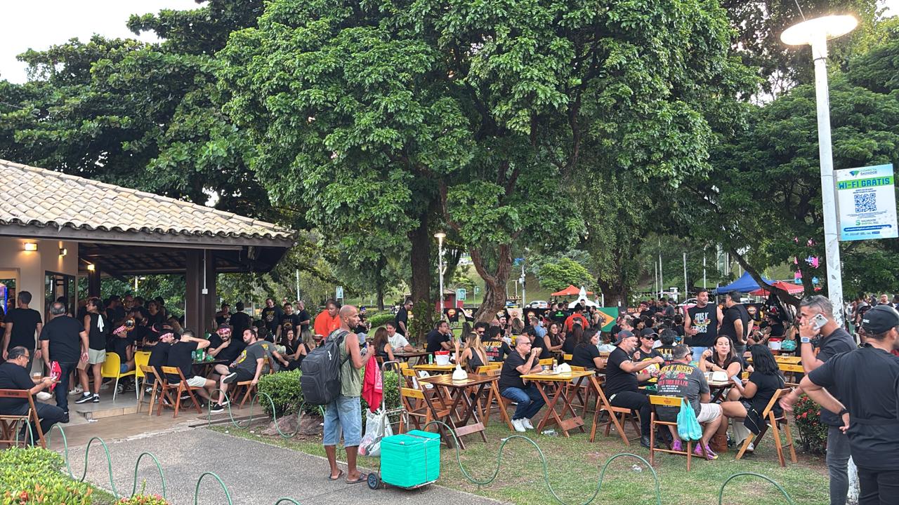 Fãs do Guns N’ Roses lotam entorno da Fonte Nova e movimentam comércio antes do show em Salvador
