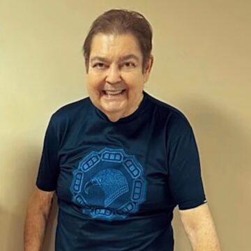 Faustão reaparece sem cadeira de rodas nas redes sociais; veja vídeo