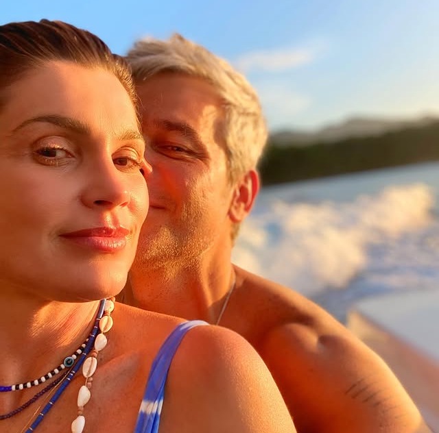 Otaviano Costa comemora o Dia do Beijo com declaração para Flávia Alessandra; confira