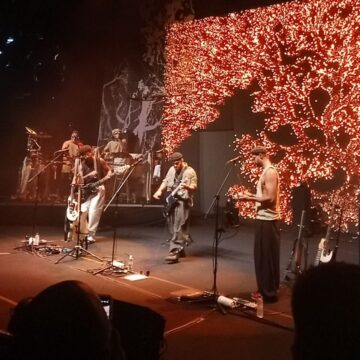 Gilsons estreia turnê mundial com show lotado em Salvador; veja imagens