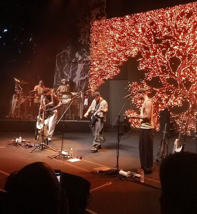 Gilsons estreiam turnê mundial com show lotado em Salvador