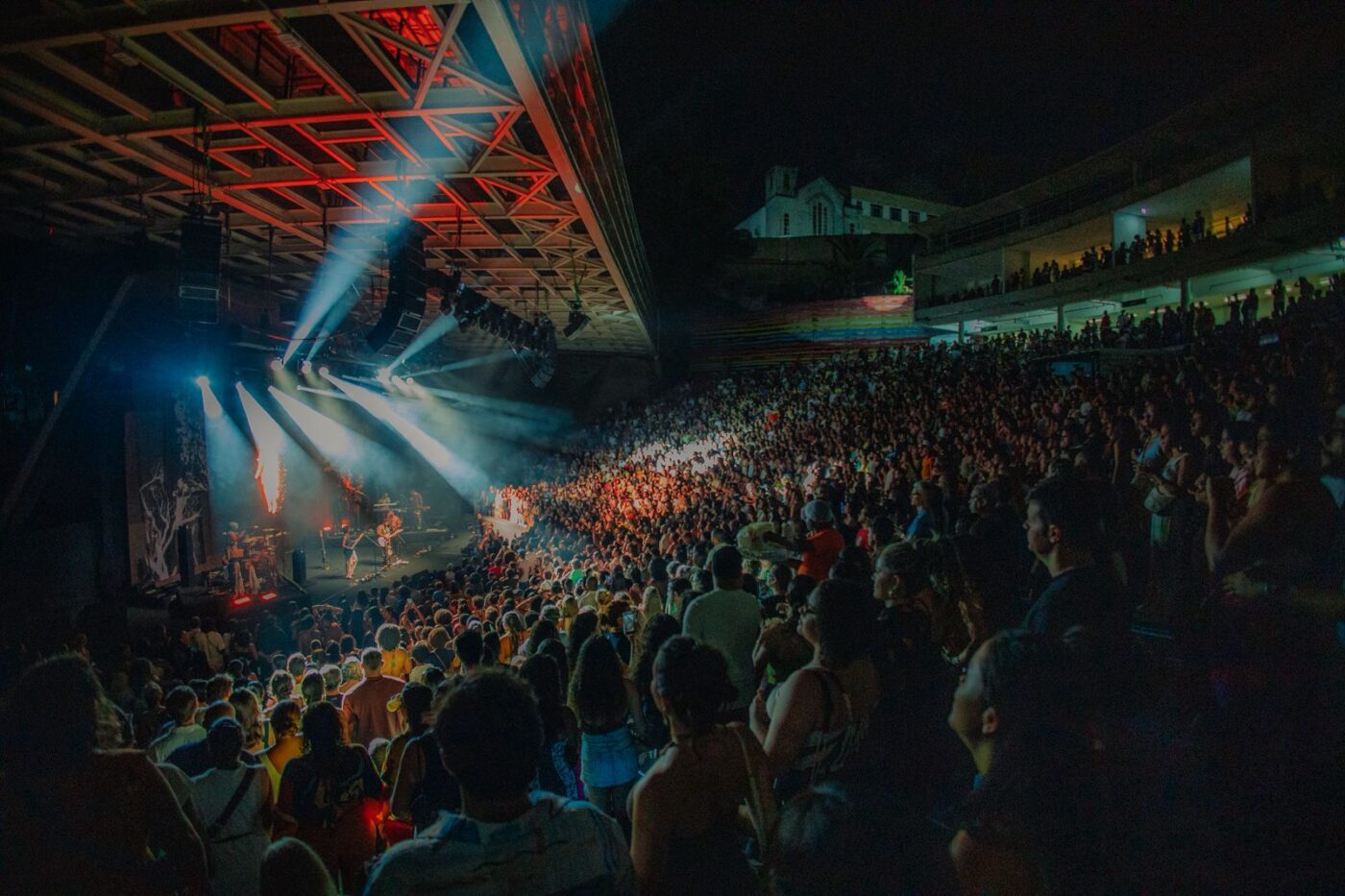 Gilsons estreia turnê com show lotado em Salvador; veja fotos