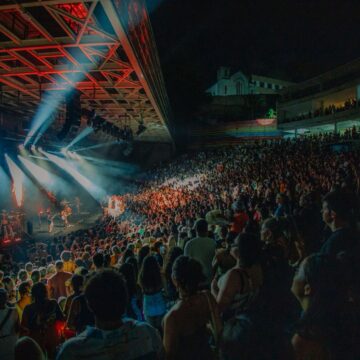 Gilsons estreia turnê com show lotado em Salvador; veja fotos