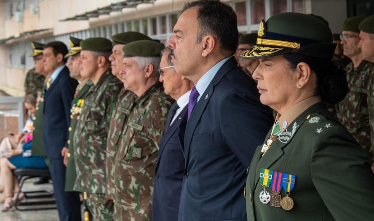 Primeira mulher general do Exército assume direção do Hospital Militar de Brasília