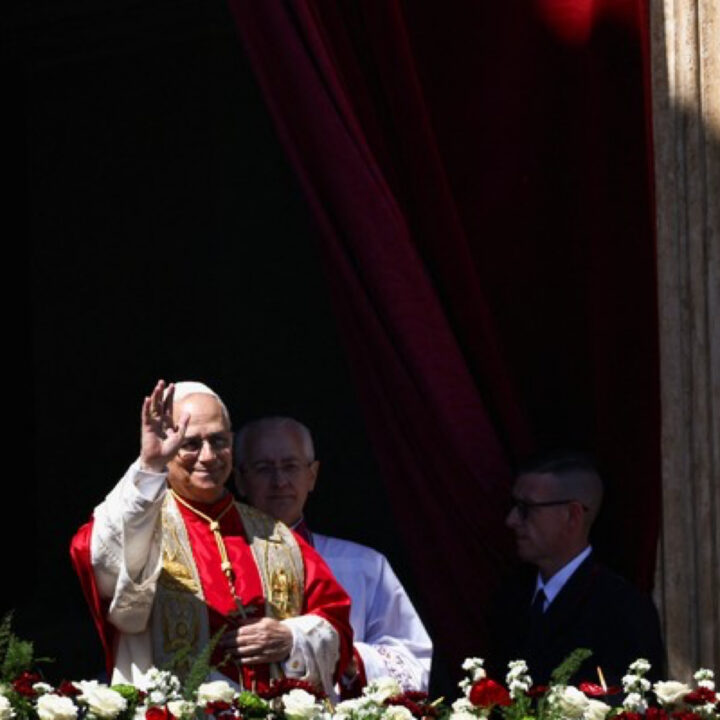 Papa Leão XIV deseja “feliz Páscoa” em português durante missa no Vaticano