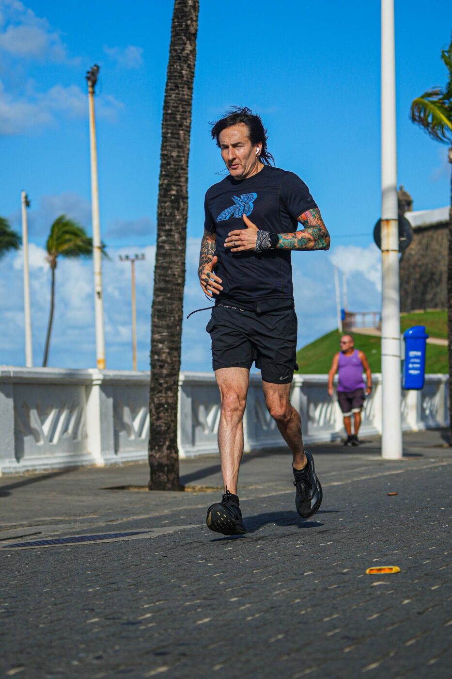 Guitarrista do Guns N’ Roses é flagrado correndo no Farol da Barra horas antes de show em Salvador