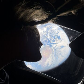 Astronautas da Artemis II observam a Terra em novas imagens divulgadas pela NASA