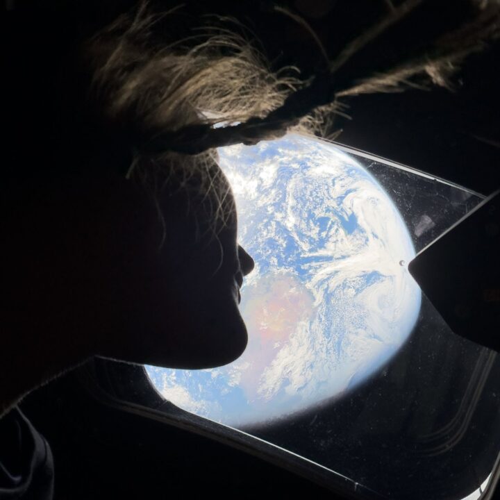 Astronautas da Artemis II observam a Terra em novas imagens divulgadas pela NASA