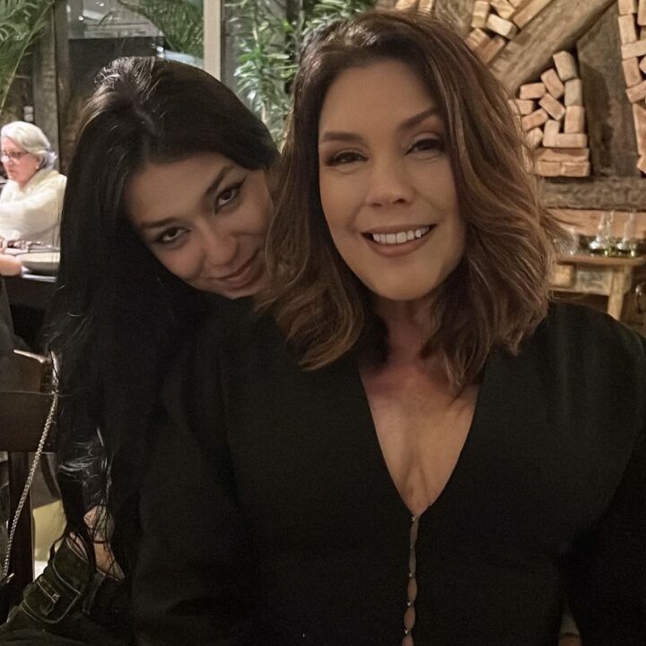 Filha de Simony desabafa sobre angústia durante tratamento e celebra remissão do câncer da mãe