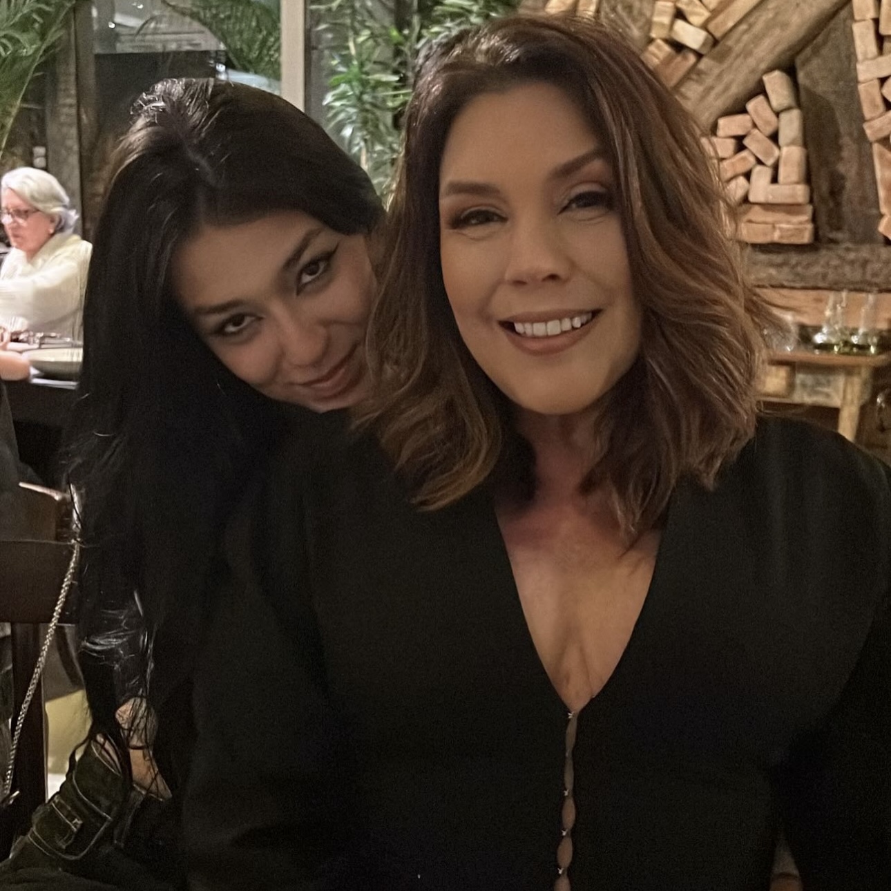 Filha de Simony desabafa sobre angústia durante tratamento e celebra remissão do câncer da mãe