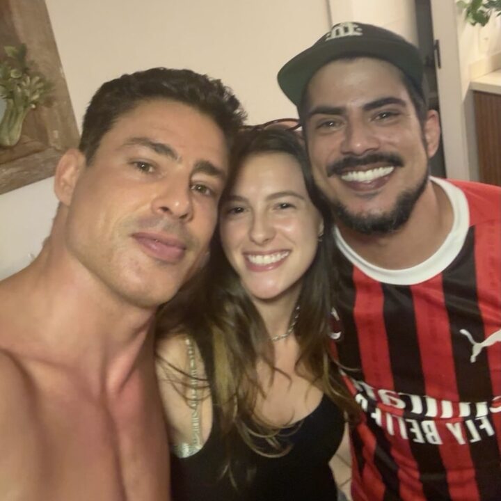 Cauã Reymond publica foto rara ao lado dos irmãos durante feriado de Páscoa